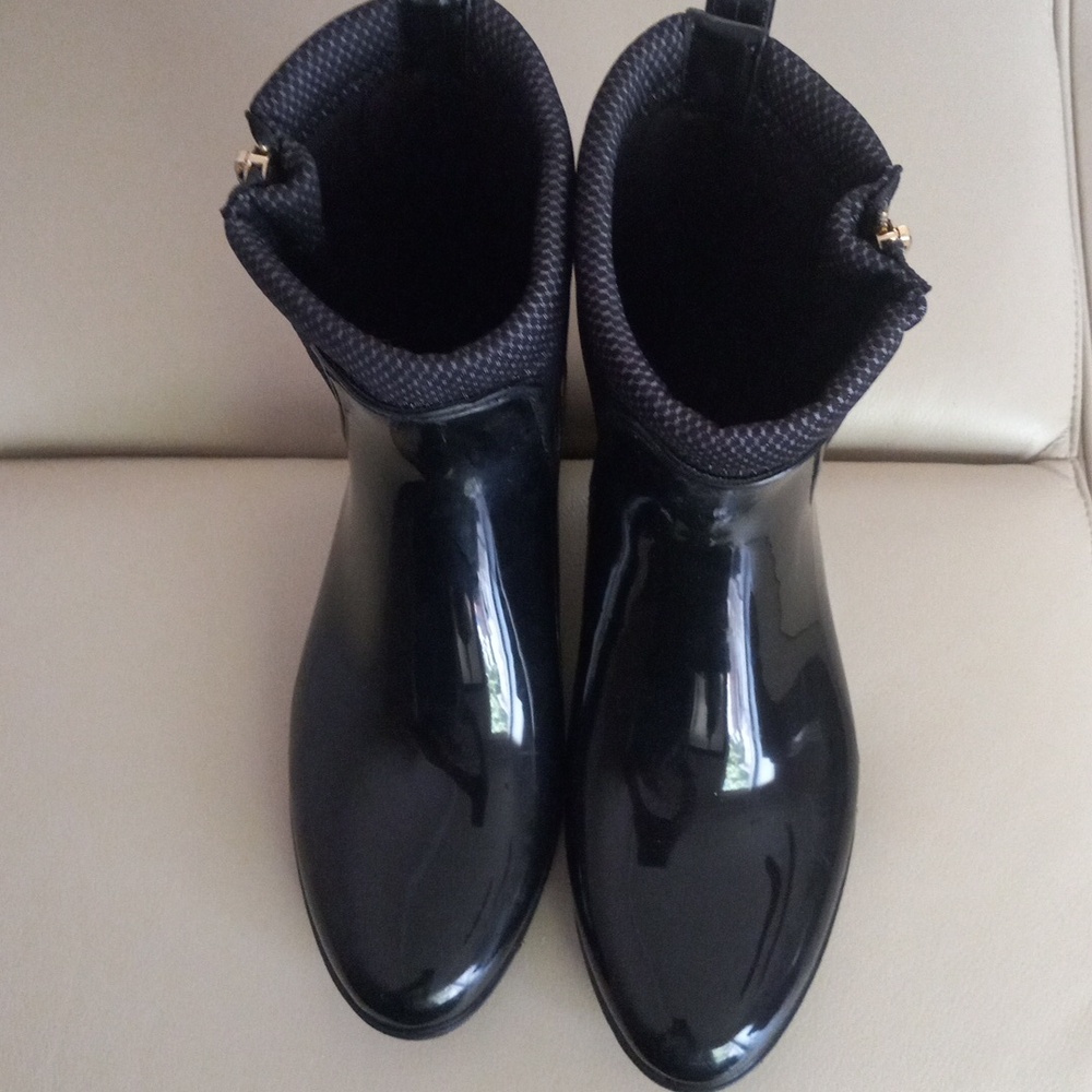 Nine West Cooscoos Black Ankle Rain Booties with Gold Side Zip Sz 9 - Picture 9 of 15